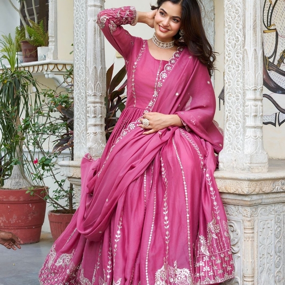 Elegant Pink and Gold Embroidered Women's Dress - Picture 12 of 16